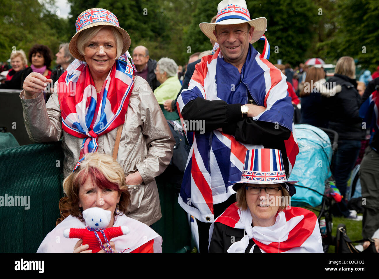 La gente vestida para las celebraciones del jubileo de la reina en St James' Park, Londres Foto de stock