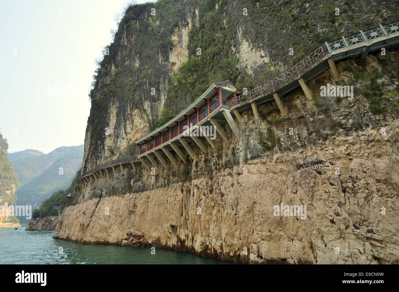 Pasarela construida en la montaña precipicio en las Tres Gargantas menores - Wushan, Chongqing, China Foto de stock