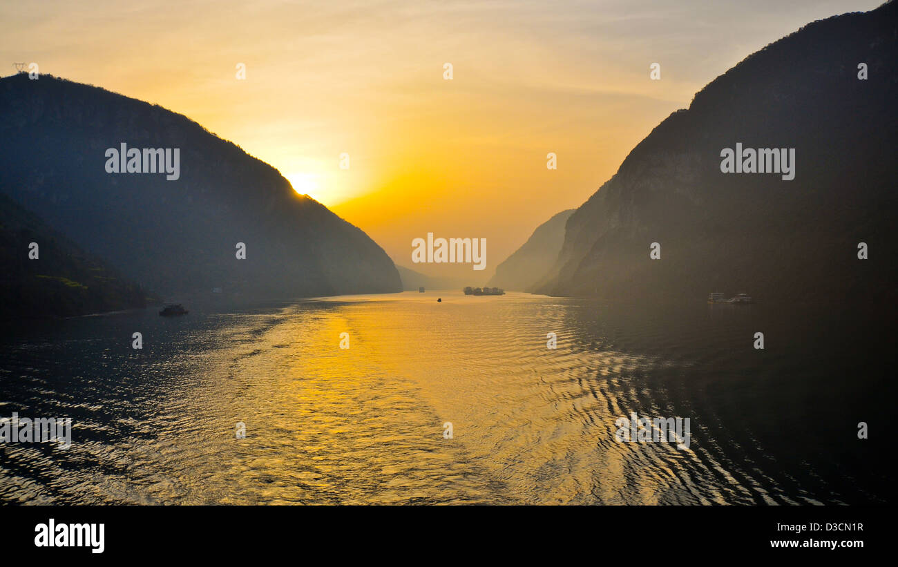 Escena de madrugada en el Río Yangtze - Xiling Gorge, Yichang, China Foto de stock