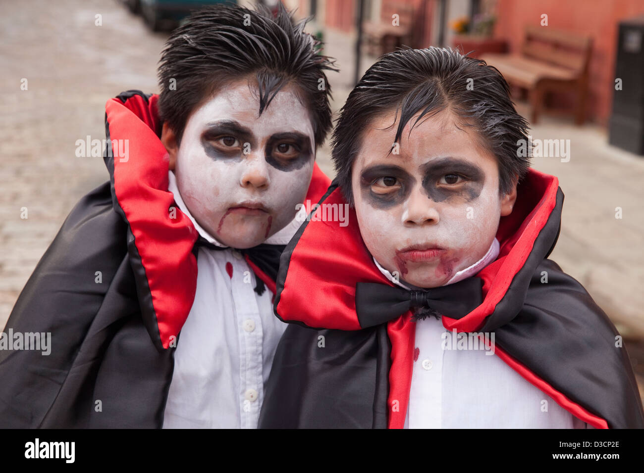 Dos chicos jóvenes vestidos como vampiros en cabos para el Día de los  muertos en Oaxaca, México Fotografía de stock - Alamy