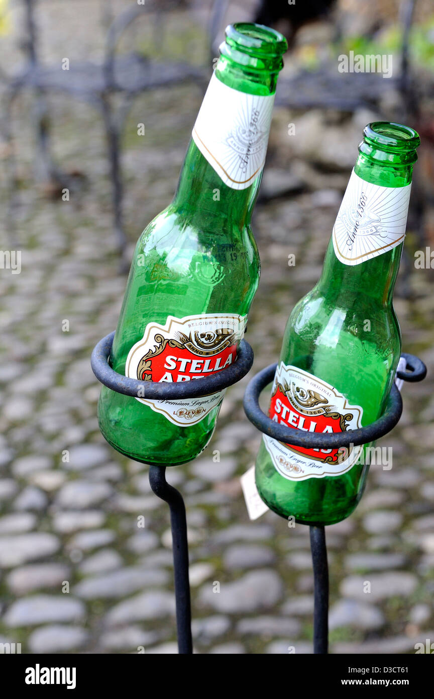 Un soporte para botella de hierro forjado la celebración de dos botellas  vacías de cerveza Stella Artois Fotografía de stock - Alamy