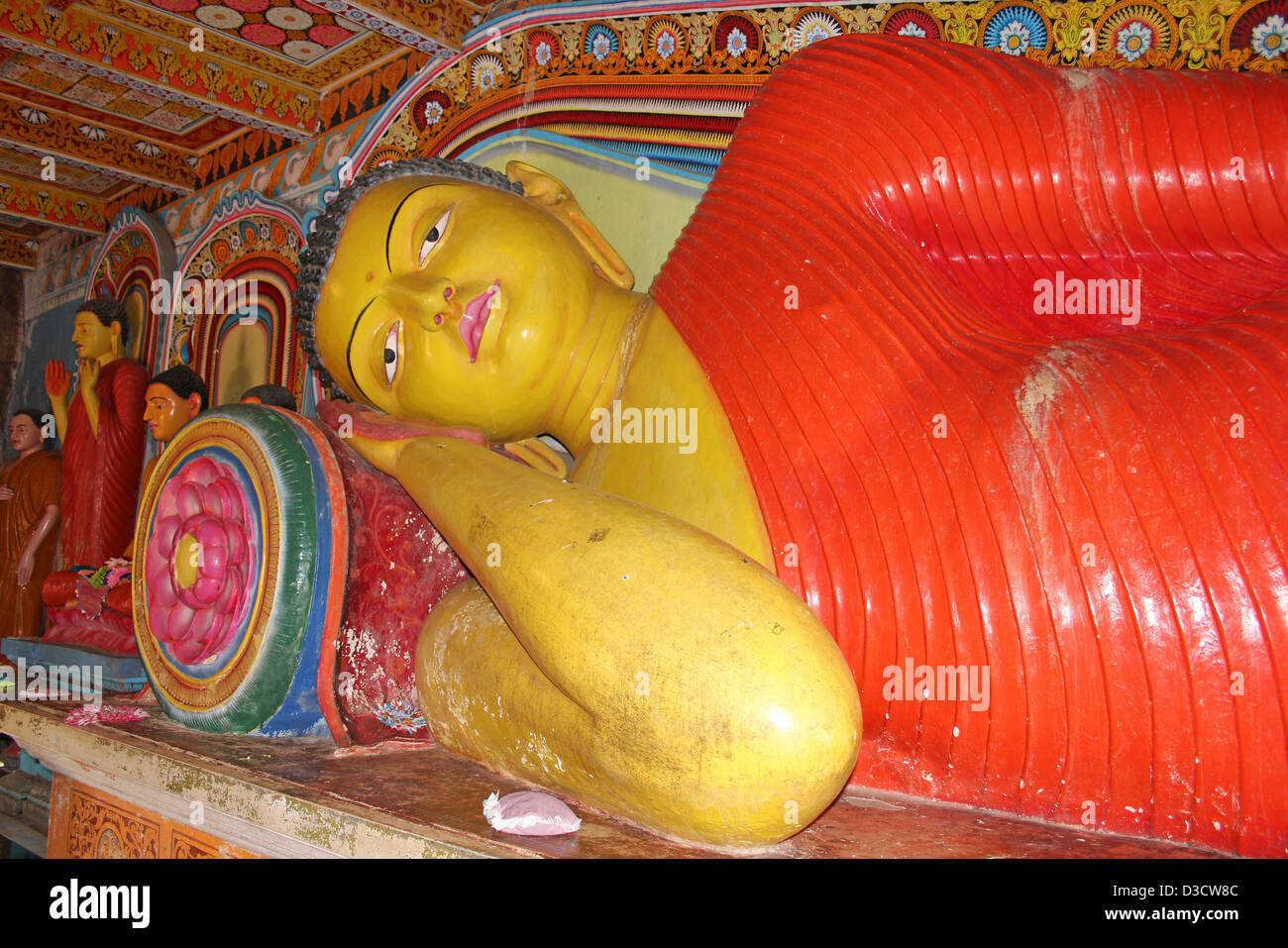 Buda reclinado en el templo Isurumuniya, Sri Lanka Foto de stock