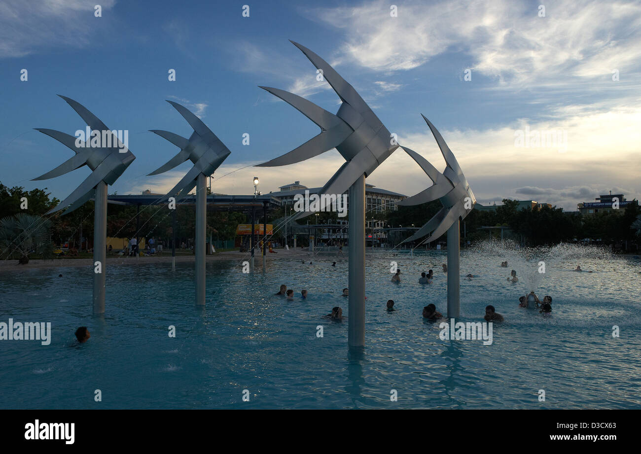 Cairns, Australia, a los visitantes de Big Splash en la explanada Foto de stock