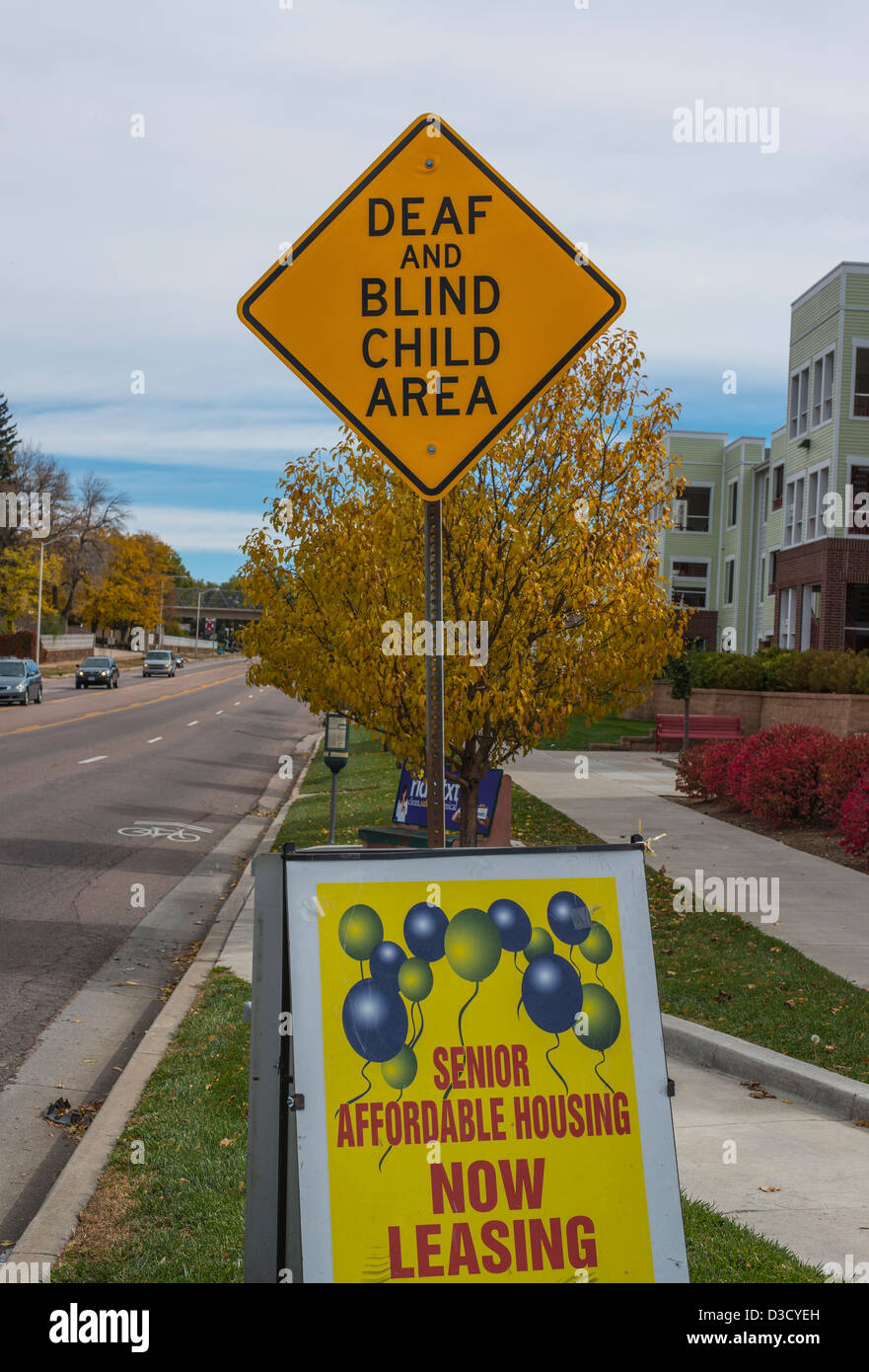 Señal de tráfico de advertencia para un niño ciego y sordo área delante Foto de stock