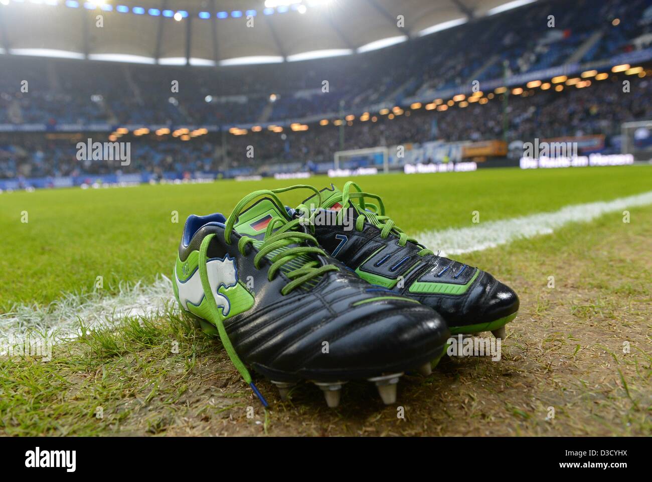 Zapatos de fútbol sentados en el césped antes de la Bundesliga alemana de  fútbol entre el Hamburger SV y Borussia Moenchengladbach en Imtech Arena,  en Hamburgo, Alemania, el 16 de febrero de