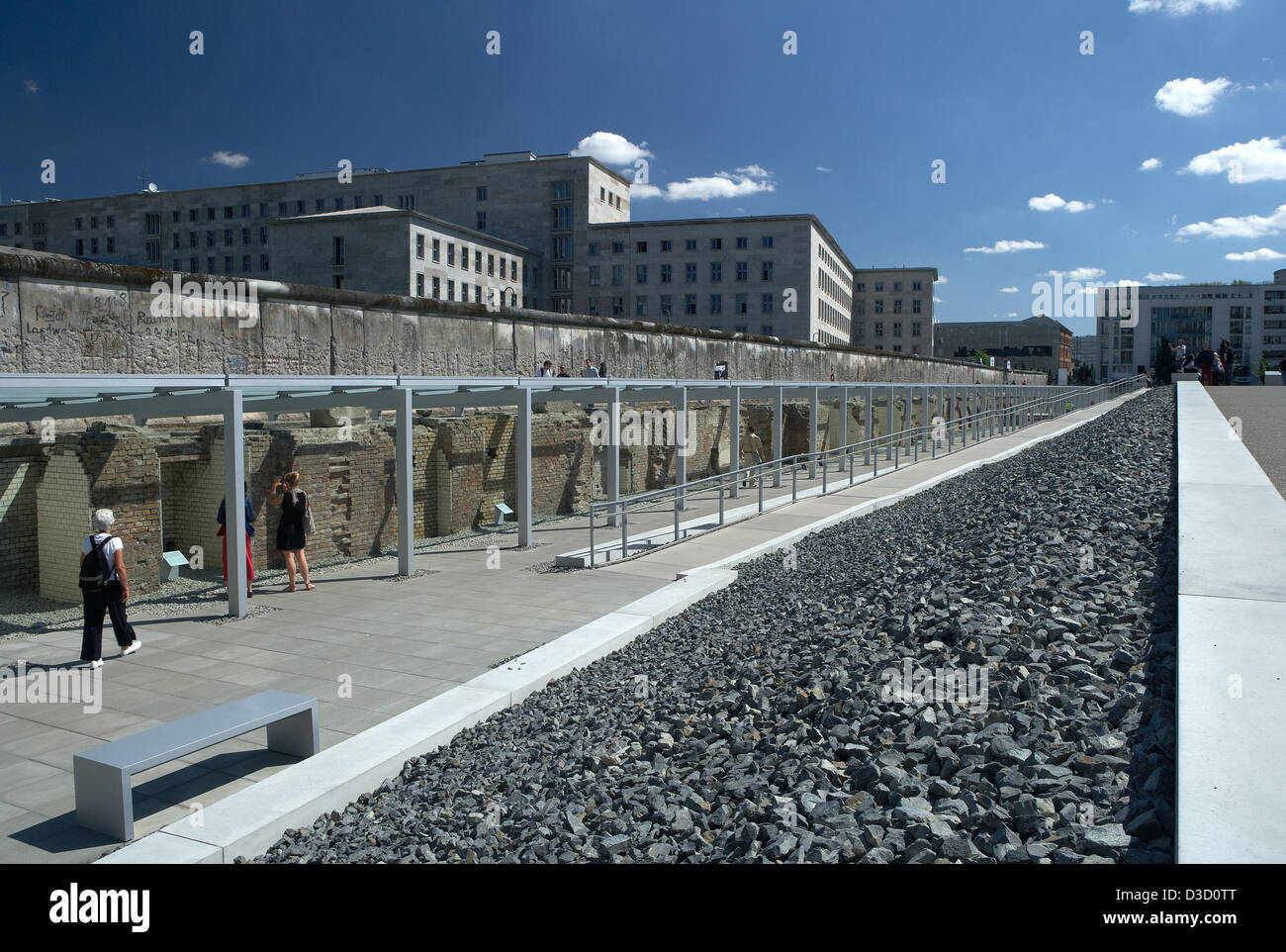 Berlín, Alemania, el resto del muro de Berlín por motivos de la Topografía del Terror Foto de stock