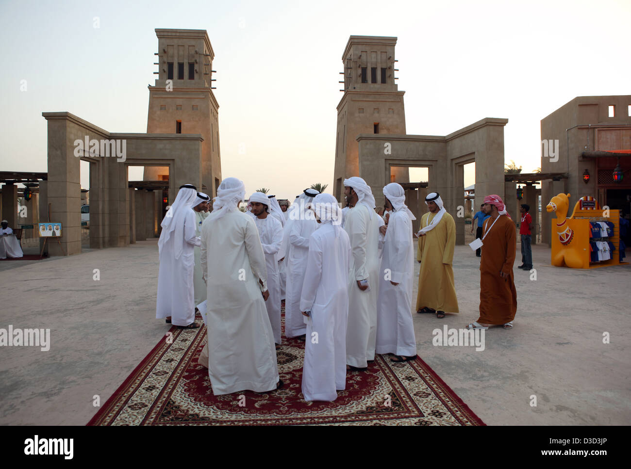 Dubai, Emiratos Árabes Unidos, los hombres de traje nacional en Al  Hadheerah Desert Restaurante Fotografía de stock - Alamy