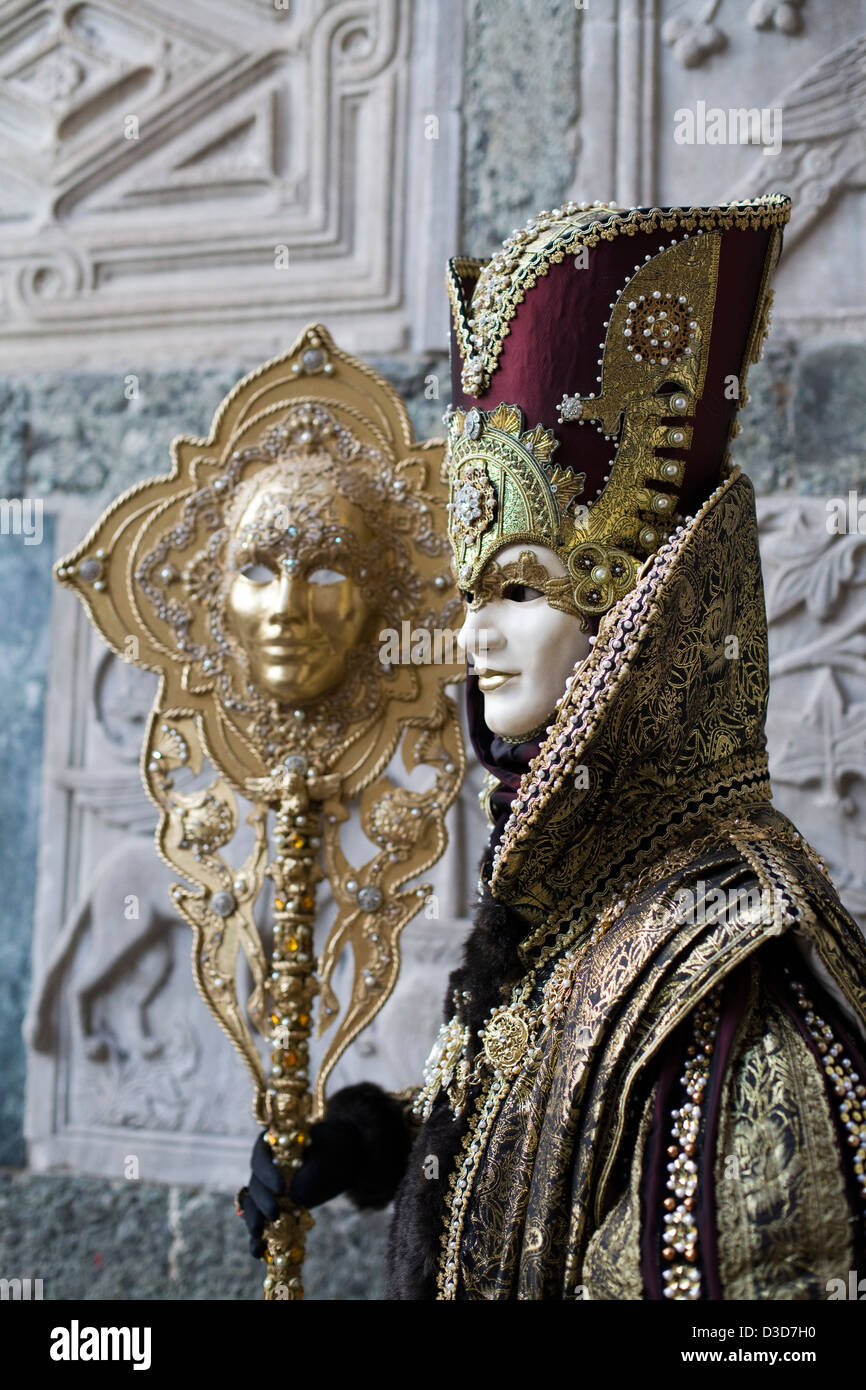 Las máscaras venecianas tradicionales está desgastada en el Carnaval de  Venecia, en la plaza de San Marcos Venecia Fotografía de stock - Alamy