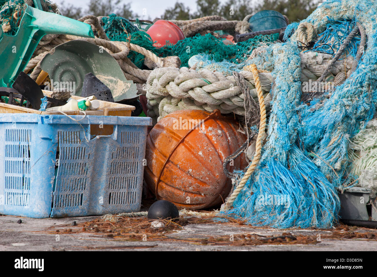 Los desechos marinos trajo a orillas del Atolón de Midway por las corrientes oceánicas, a continuación, recogidos para ser enviados fuera de la isla para su reciclado o eliminación Foto de stock