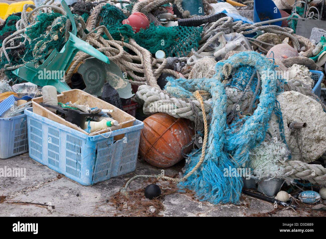 Los desechos marinos trajo al Atolón de Midway por corrientes, a continuación, recogidos para ser enviados fuera de la isla para su reciclado o eliminación Foto de stock