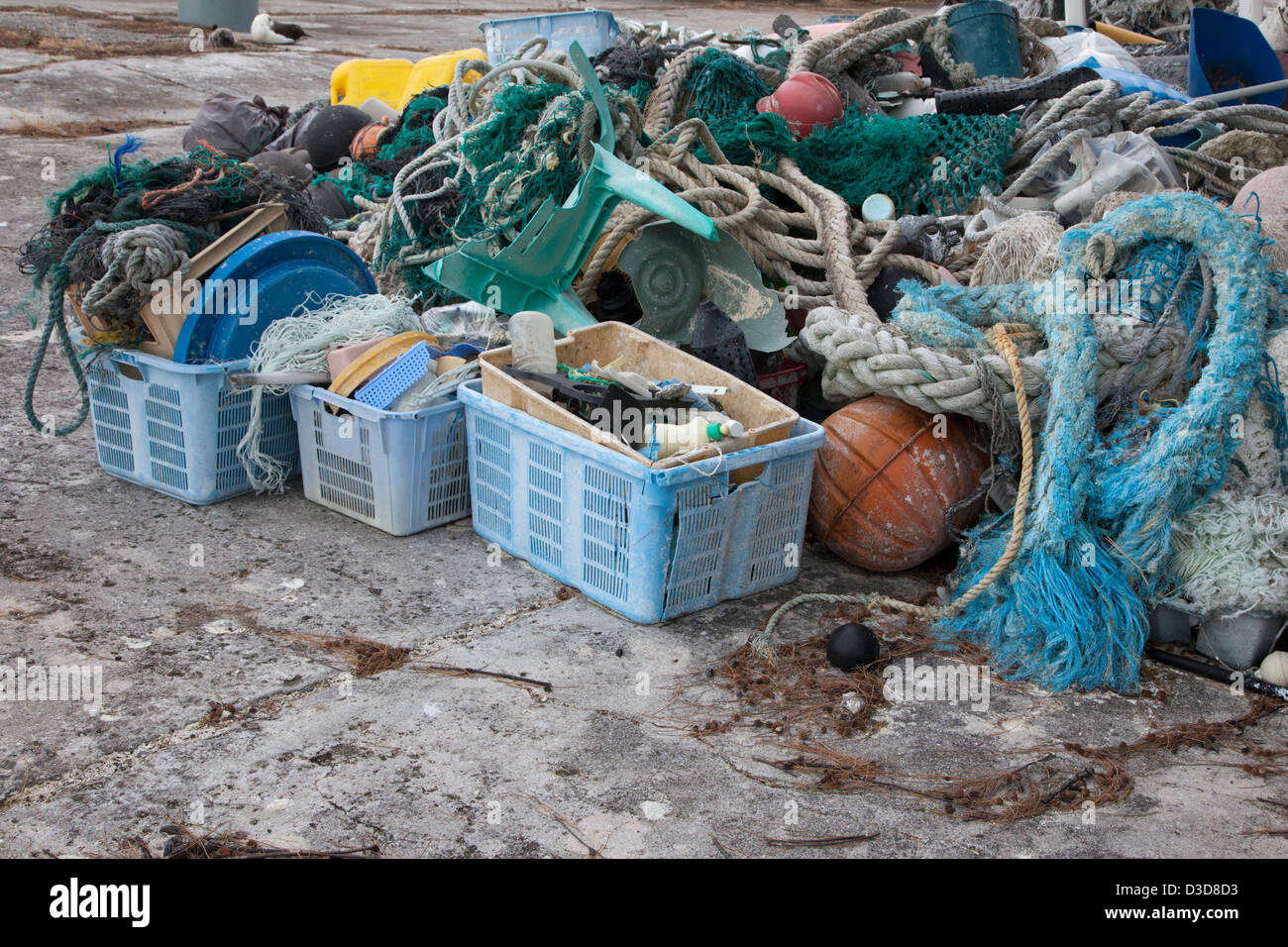 Los desechos marinos trajo al Atolón de Midway por las corrientes oceánicas, a continuación, recogidos para ser enviados fuera de la isla para su reciclado o eliminación Foto de stock