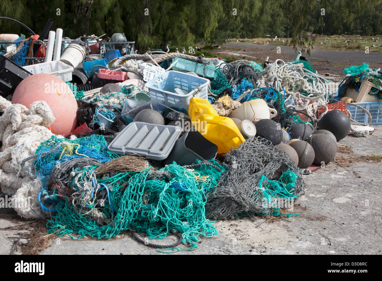 Los desechos marinos trajo al Atolón de Midway por las corrientes oceánicas, a continuación, recogidos para ser enviados fuera de la isla para su reciclado o eliminación Foto de stock