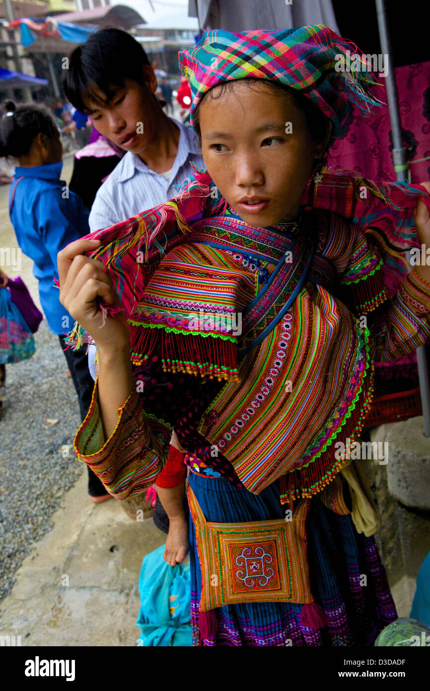El mercado dominical de Bac Ha Vietnam, provincia de Lao Cai, la minoría Hmong Flor Foto de stock