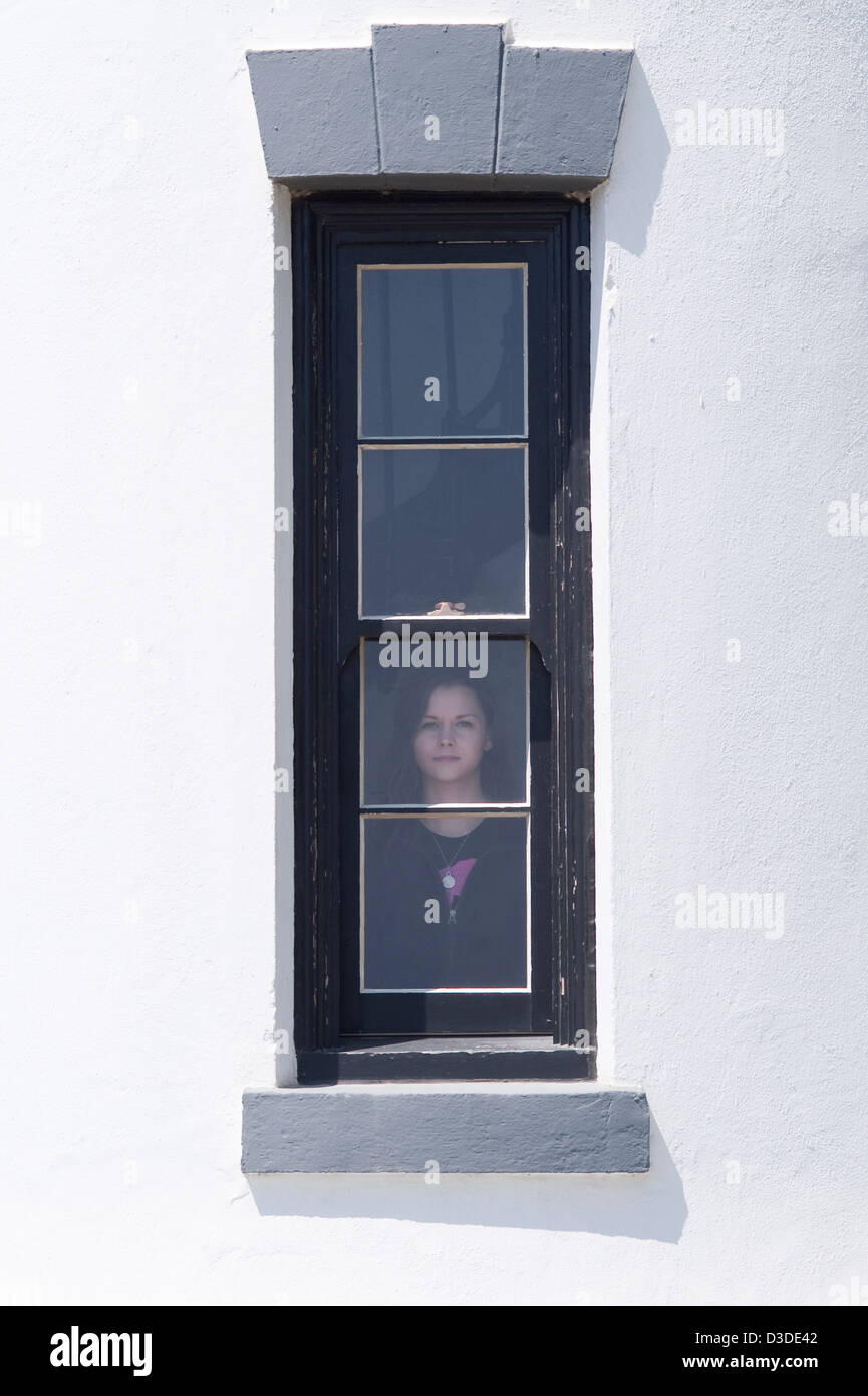 Mujer joven en la ventana Fort Casey faro vertical Foto de stock