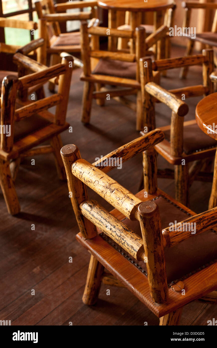 Rústicas sillas de madera hecha a mano en el área del bar de Mountain Sky  ranch, Montana, EE.UU Fotografía de stock - Alamy