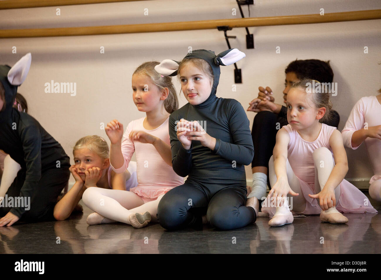 Niñas durante el ensayo de ballet fotografías e imágenes de alta resolución  - Alamy