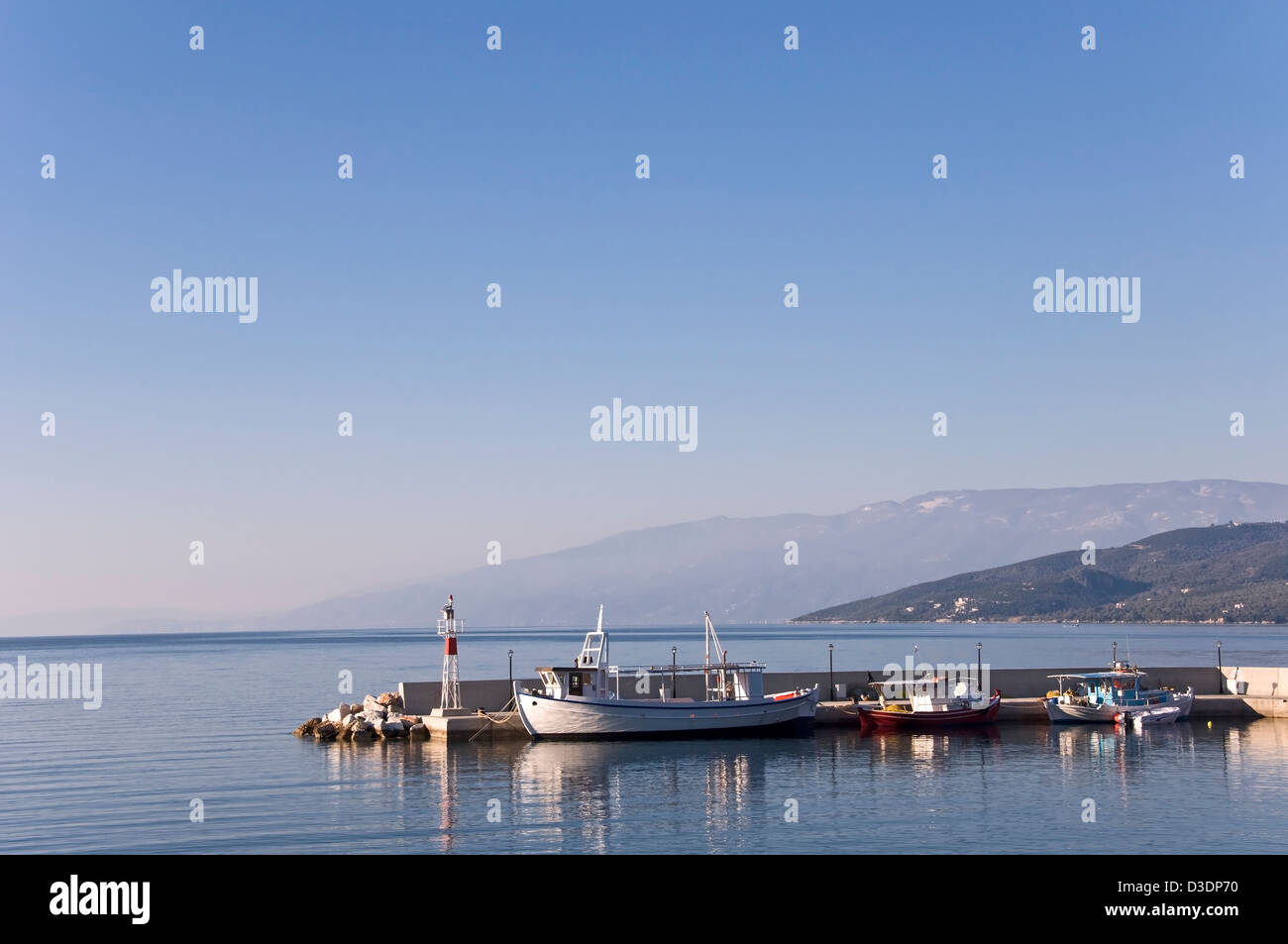 Entrada del puerto pesquero de la aldea de Milina (Península de Pelión, Tesalia, Grecia) Foto de stock