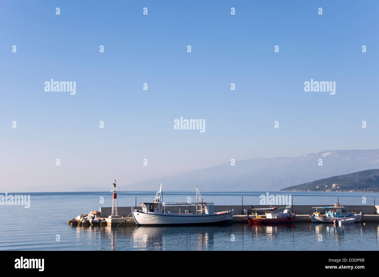 Entrada del puerto pesquero de la aldea de Milina (Península de Pelión, Tesalia, Grecia) Foto de stock