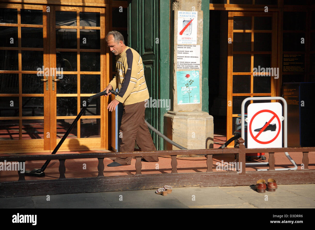 Nicosia, República turca del norte de Chipre, El hombre aspira a la entrada de la mezquita Selimiye Foto de stock