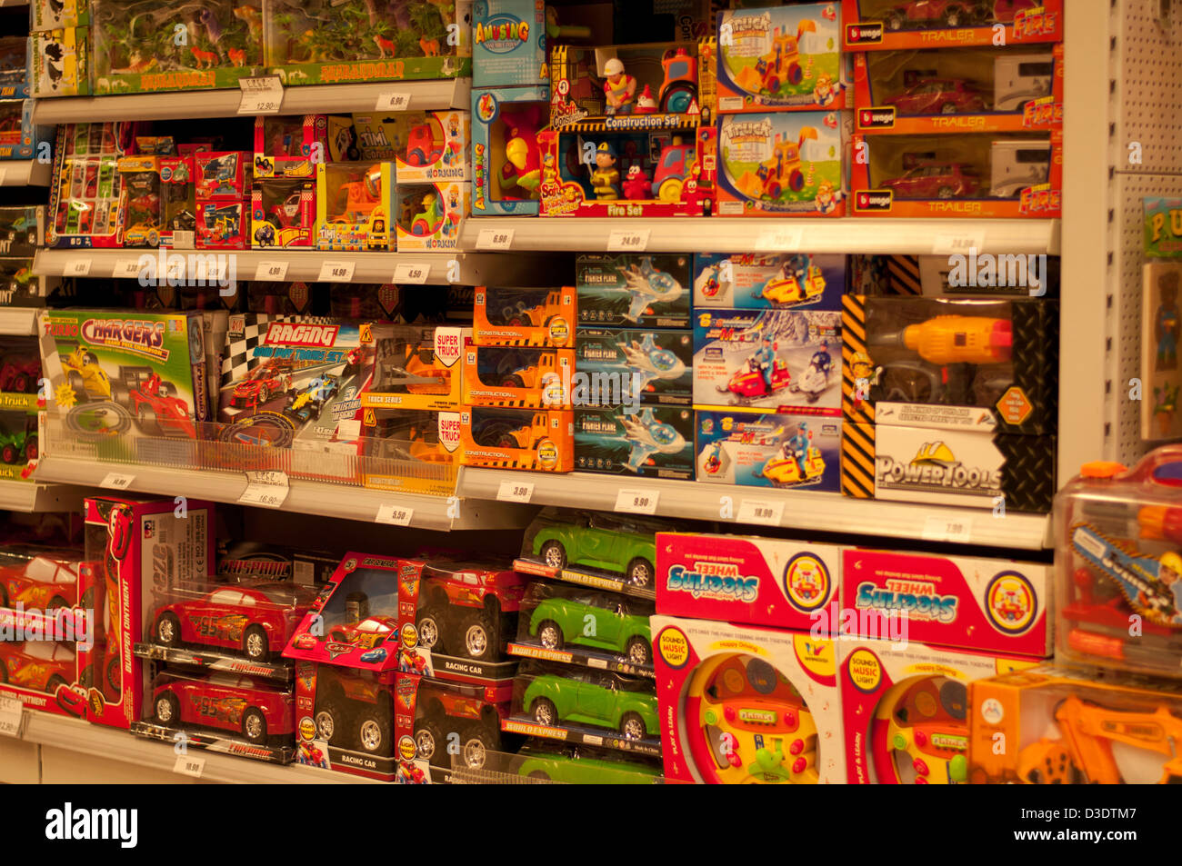Los juguetes en el estante en el supermercado Fotografía de stock - Alamy