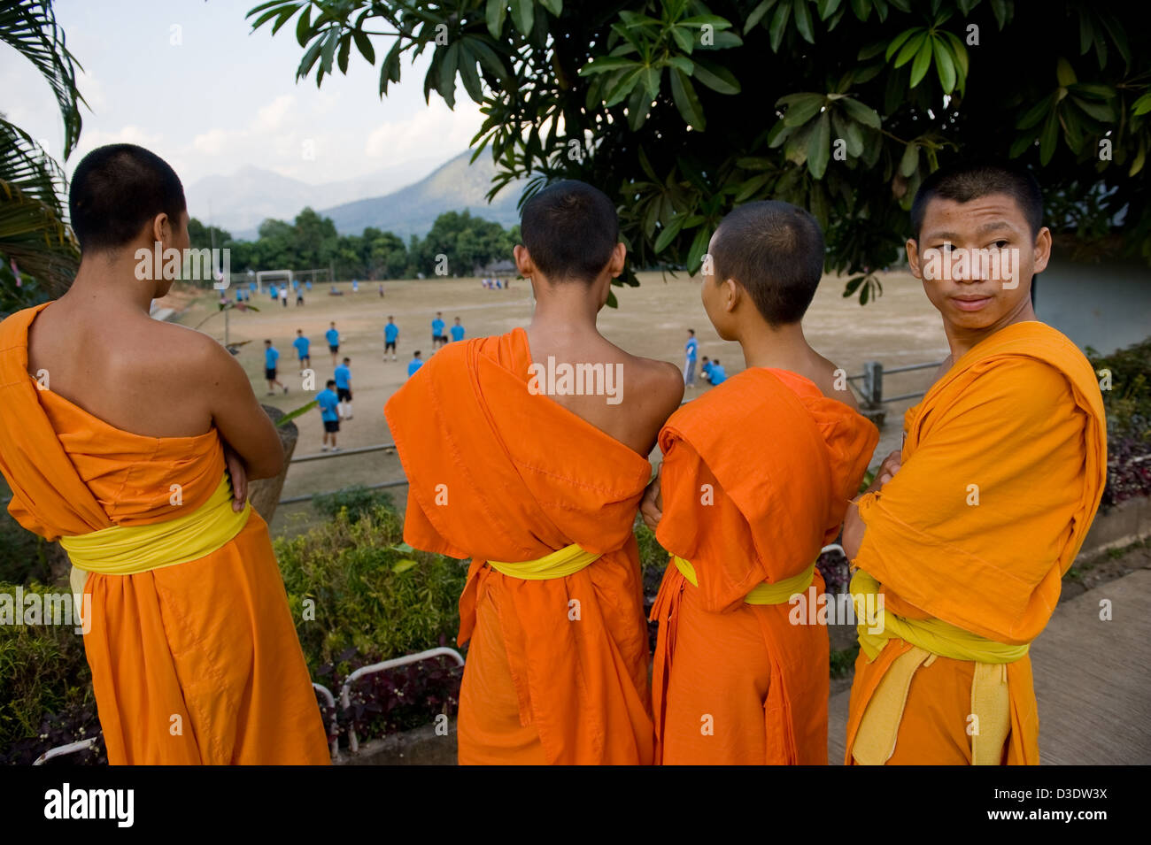 Fang, Tailandia, novicios mirar un partido de fútbol Foto de stock