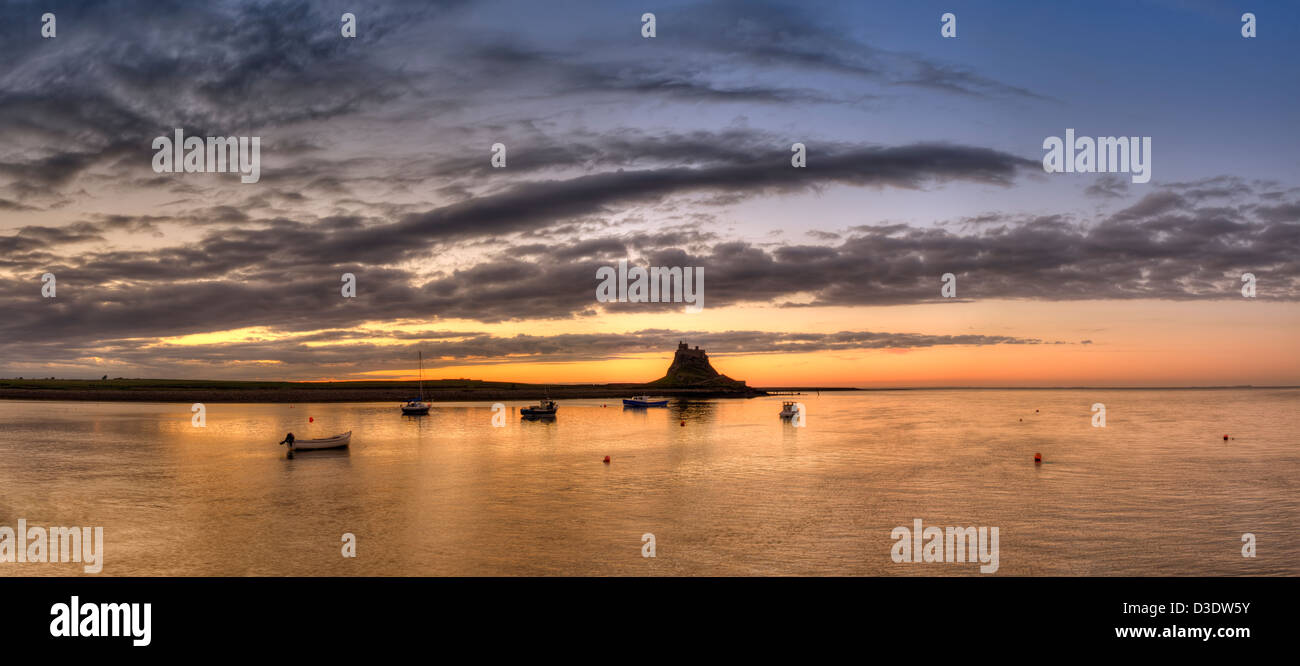 Castillo de lindisfarne al amanecer, vistas panorámicas Foto de stock