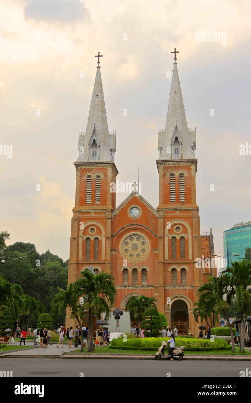 La Basílica de Notre-Dame de Saigón, Ho Chi Minh, Vietnam Foto de stock
