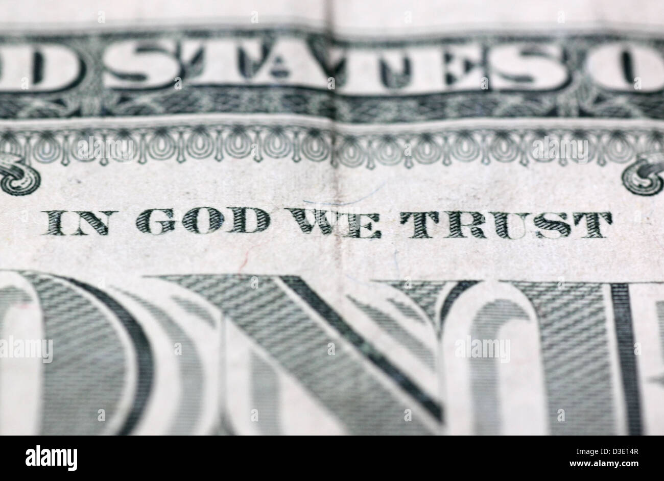 Cerca de lema In God we trust en 100 dólares Foto de stock