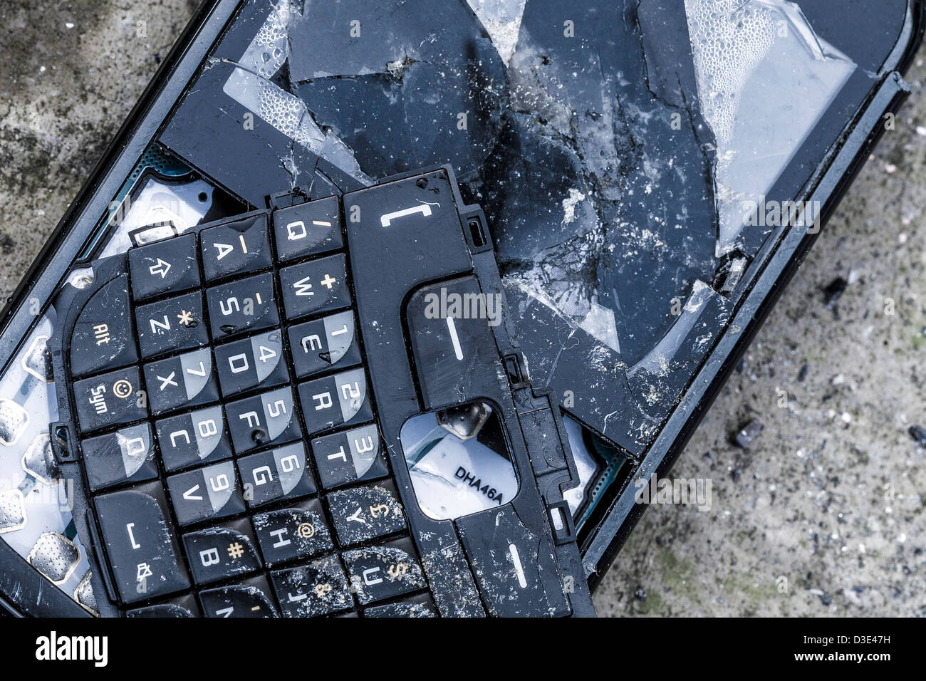 Roto, destruido, arruinado teléfono móvil, teléfono celular Fotografía de  stock - Alamy