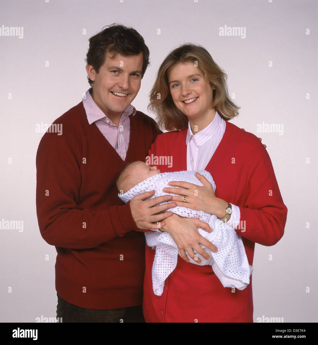 Foto de estudio de pareja joven con hija, Berkshire, Inglaterra, Reino Unido Foto de stock