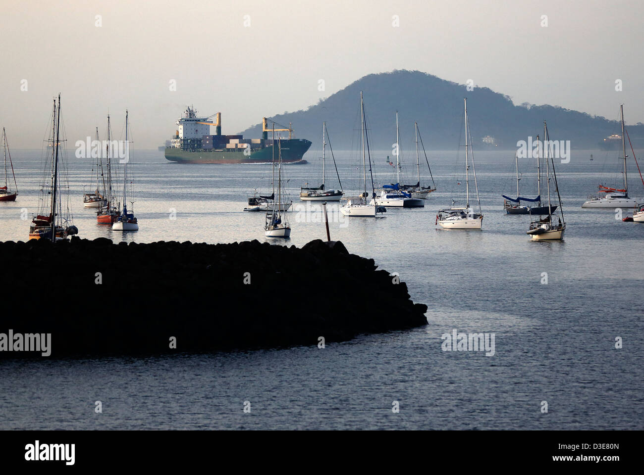 Un barco se aproxima a la entrada del Océano Pacífico del Canal de Panamá, Ciudad de Panamá Foto de stock