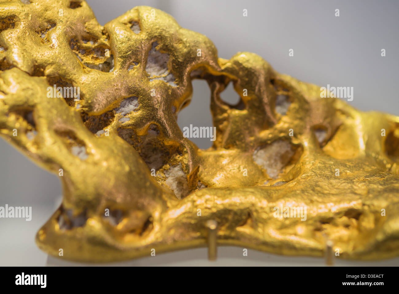 Esta es una gran pepita de oro en exhibición en el Museo Real de Ontario, Canadá Foto de stock