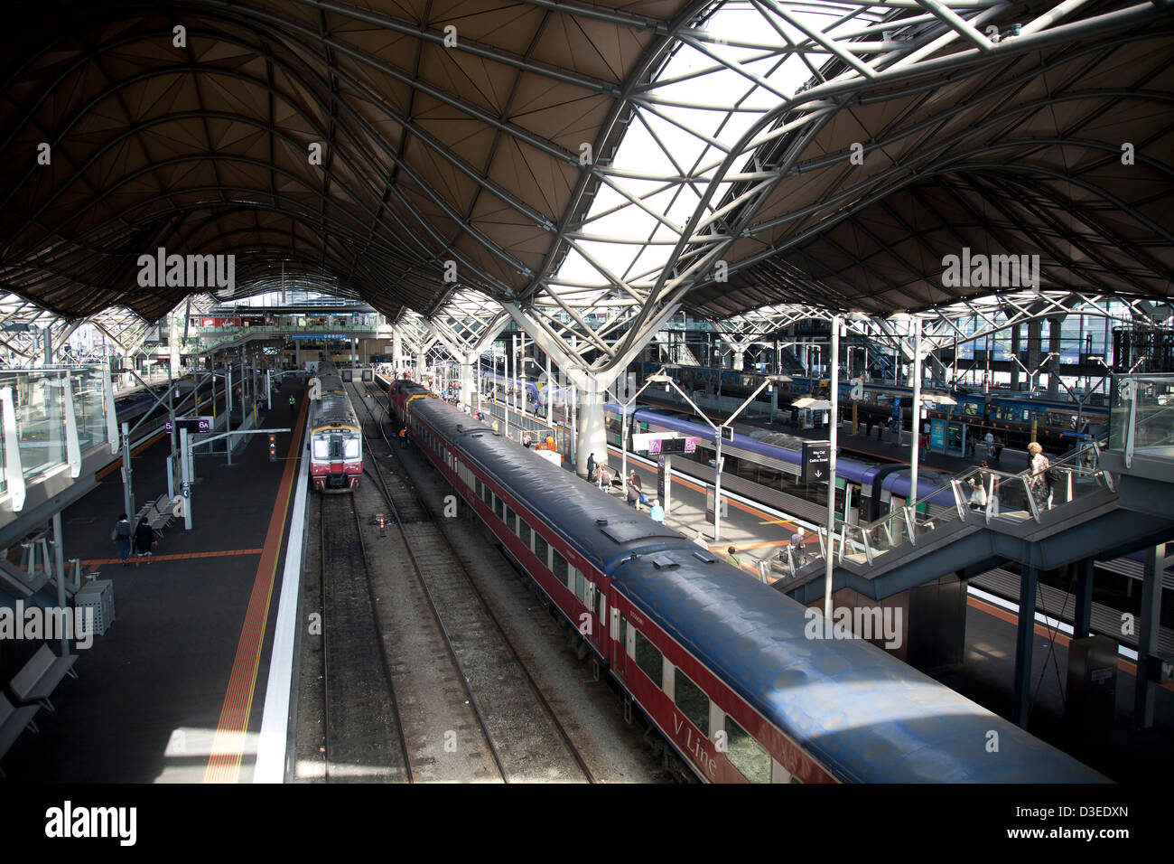 Los trenes en la estación de ferrocarril de Southern Cross Melbourne, Victoria, Australia Foto de stock