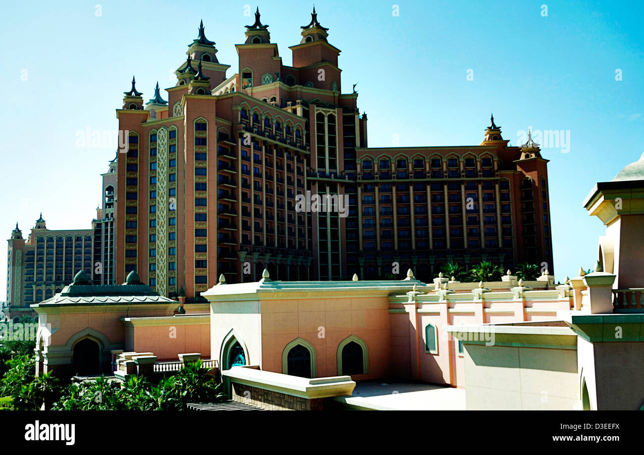 El Atlantis Palm Hotel en Dubai como se ve desde el monorraíl. Este hotel tiene un gran acuario como parte de la decoración del hotel Foto de stock