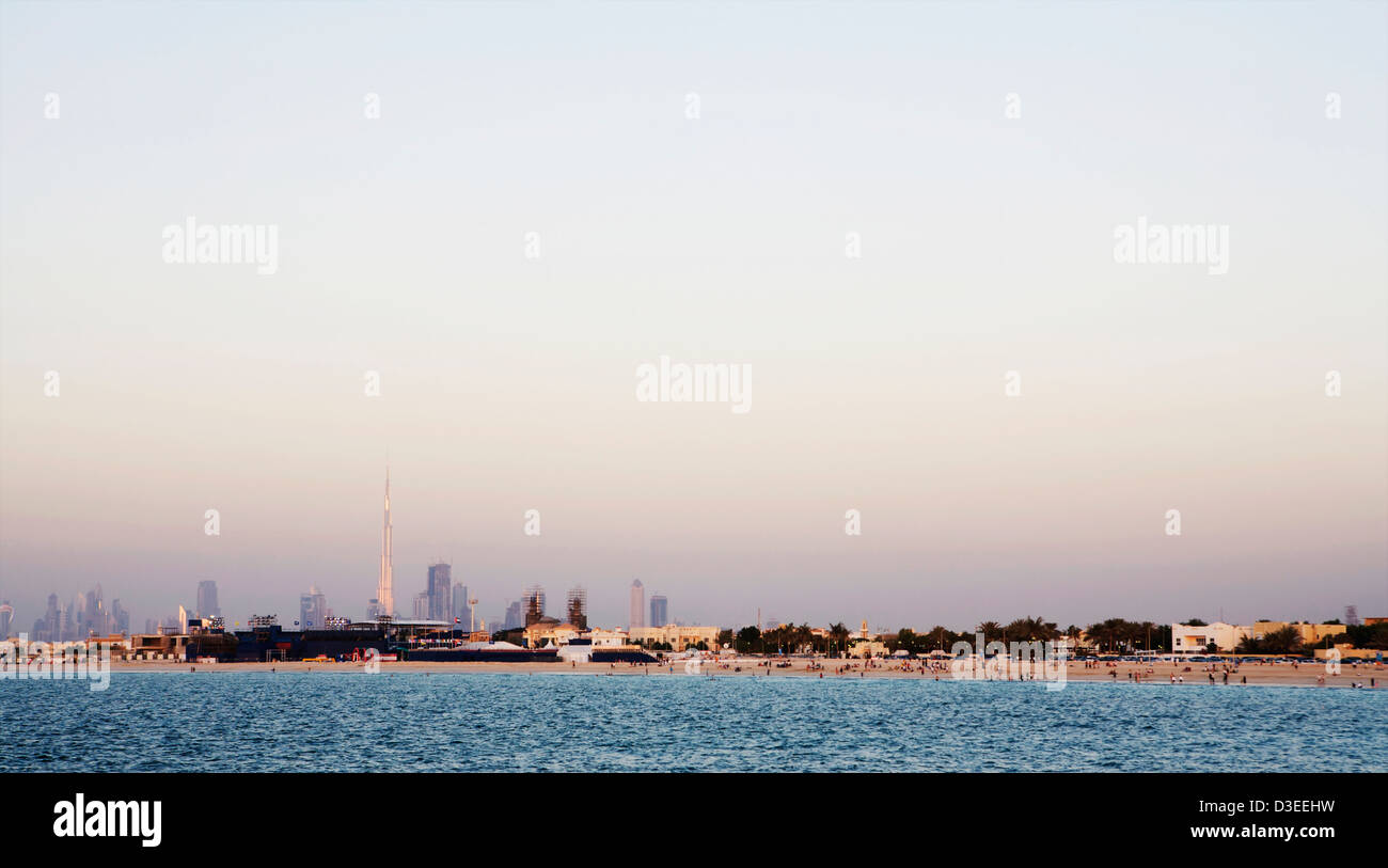 El horizonte de Dubai dominada por el Burj Khalifa al atardecer Foto de stock