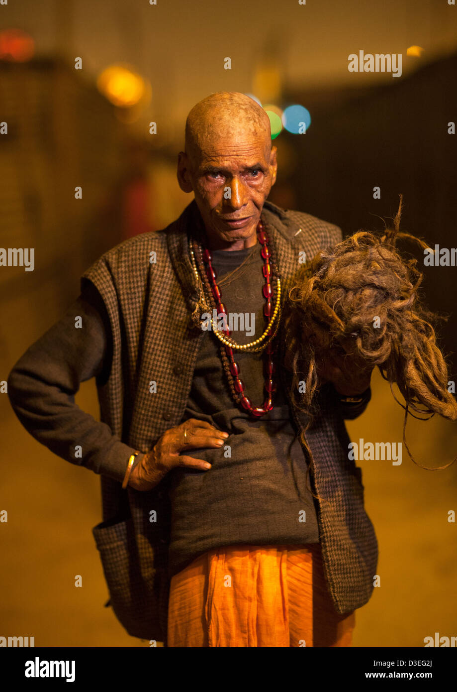 Peregrino con su pelo rasurado a Maha Kumbh Mela, Allahabad, India Foto de stock