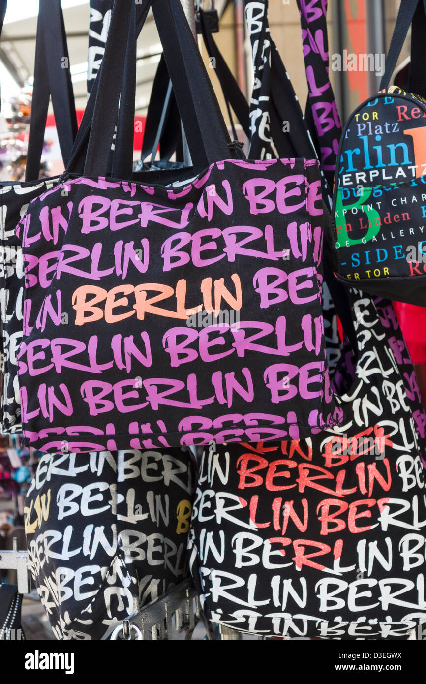 Venta de bolsas de regalos. Berlín Fotografía de stock - Alamy
