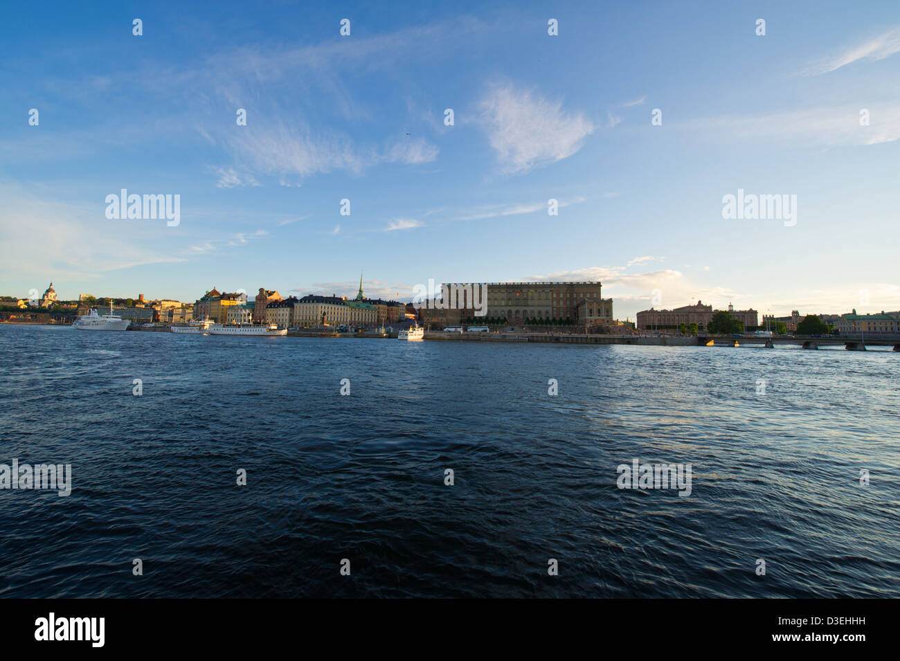 El paisaje de la ciudad ribereña de Estocolmo . Suecia Foto de stock