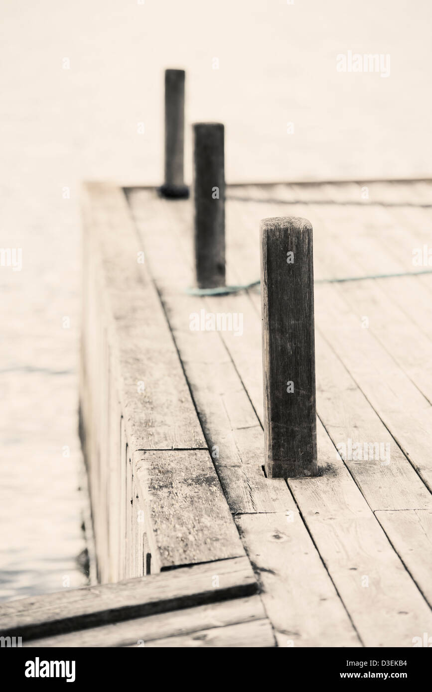 Escena tranquila con muelle de madera vacías y el mar Foto de stock