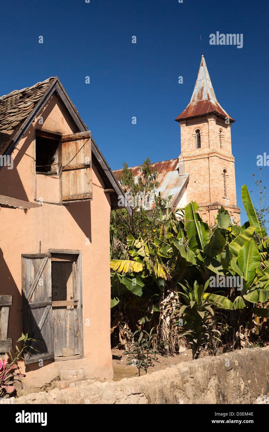 Madagascar, Ambositra Sandrandahy iglesia protestante y casa de pueblo Foto de stock