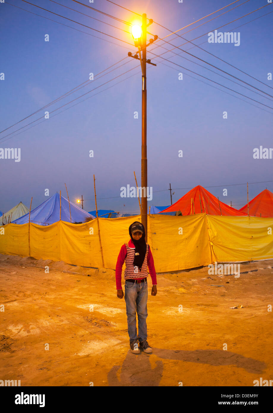 Peregrino en el Maha Kumbh Mela, Allahabad, India Foto de stock