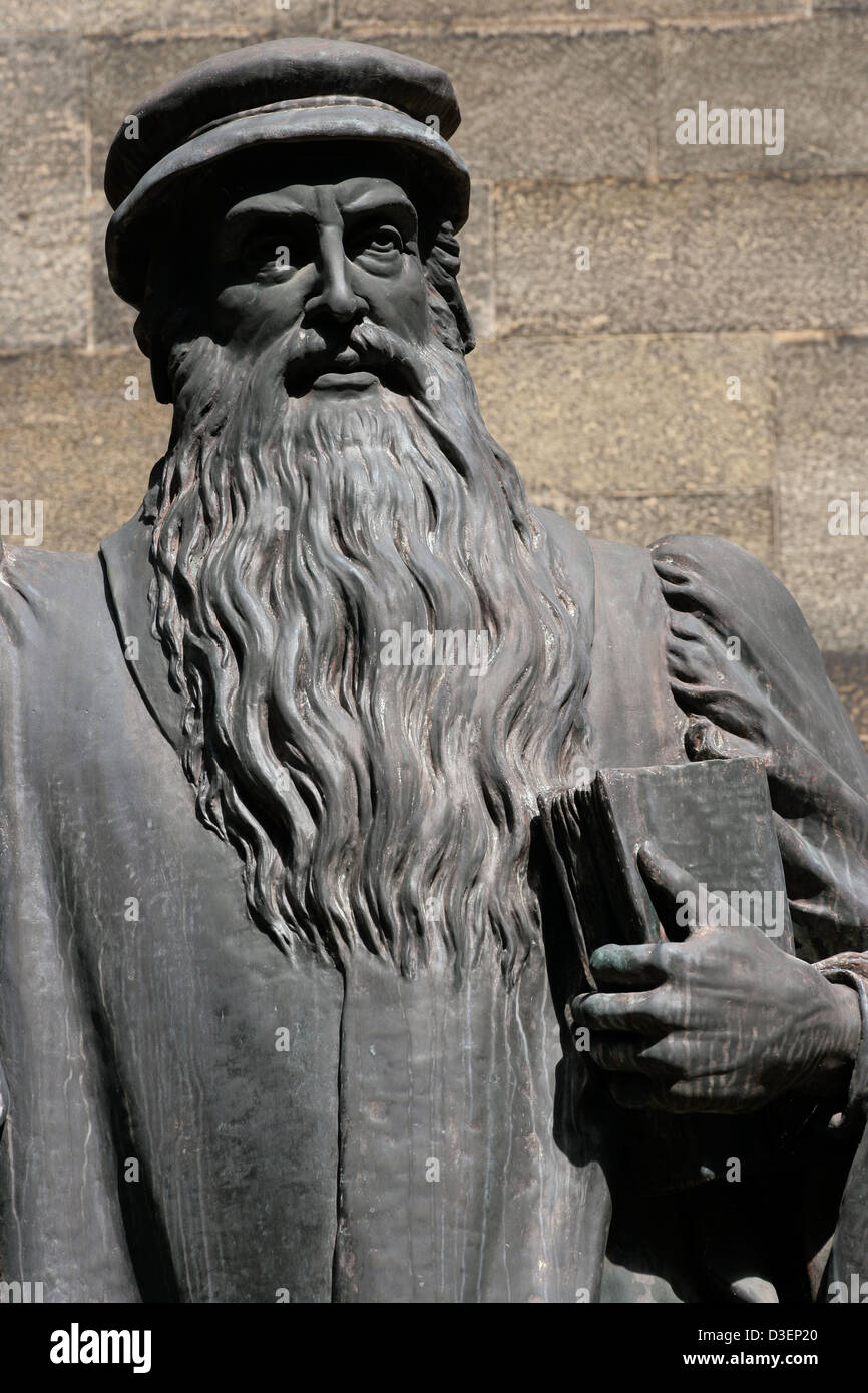 Estatua de John Knox en el patio del salón de la Asamblea General, la sede de la Asamblea General de la Iglesia de Escocia. Foto de stock