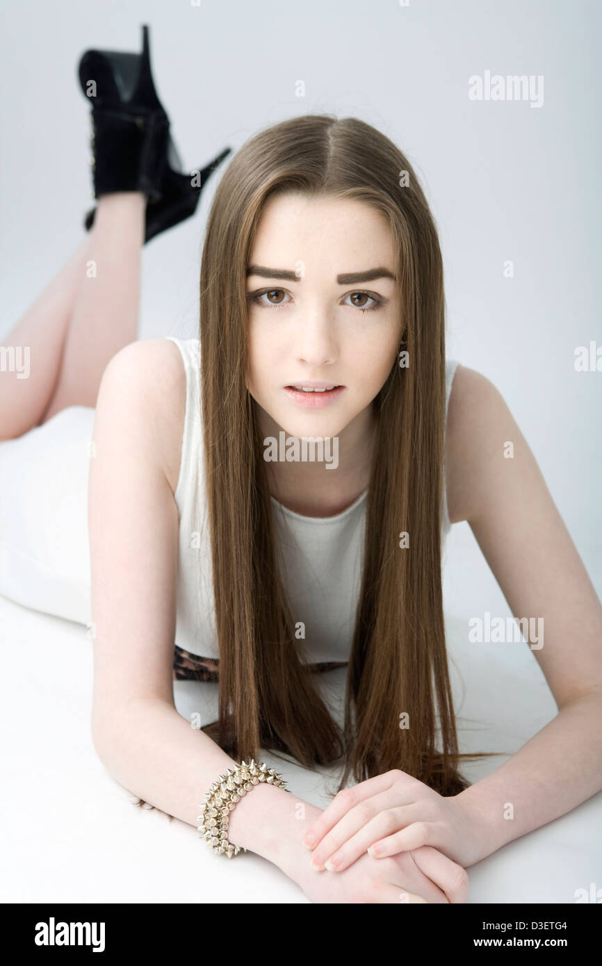 Retrato de una niña de 15 años con el pelo largo y recto. Foto de stock