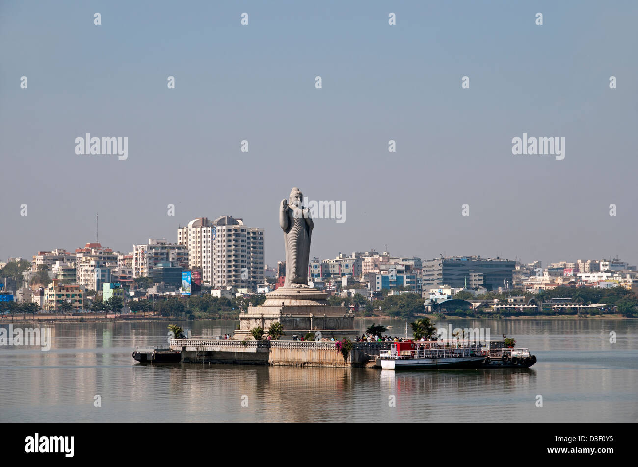 Estatua de Buda Hussainsagar Lago Hyderabad India Andhra Pradesh Foto de stock