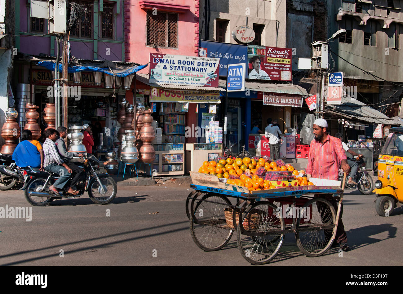 Las naranjas vendedor Laad Bazaar Hyderabad India Andhra Pradesh Foto de stock