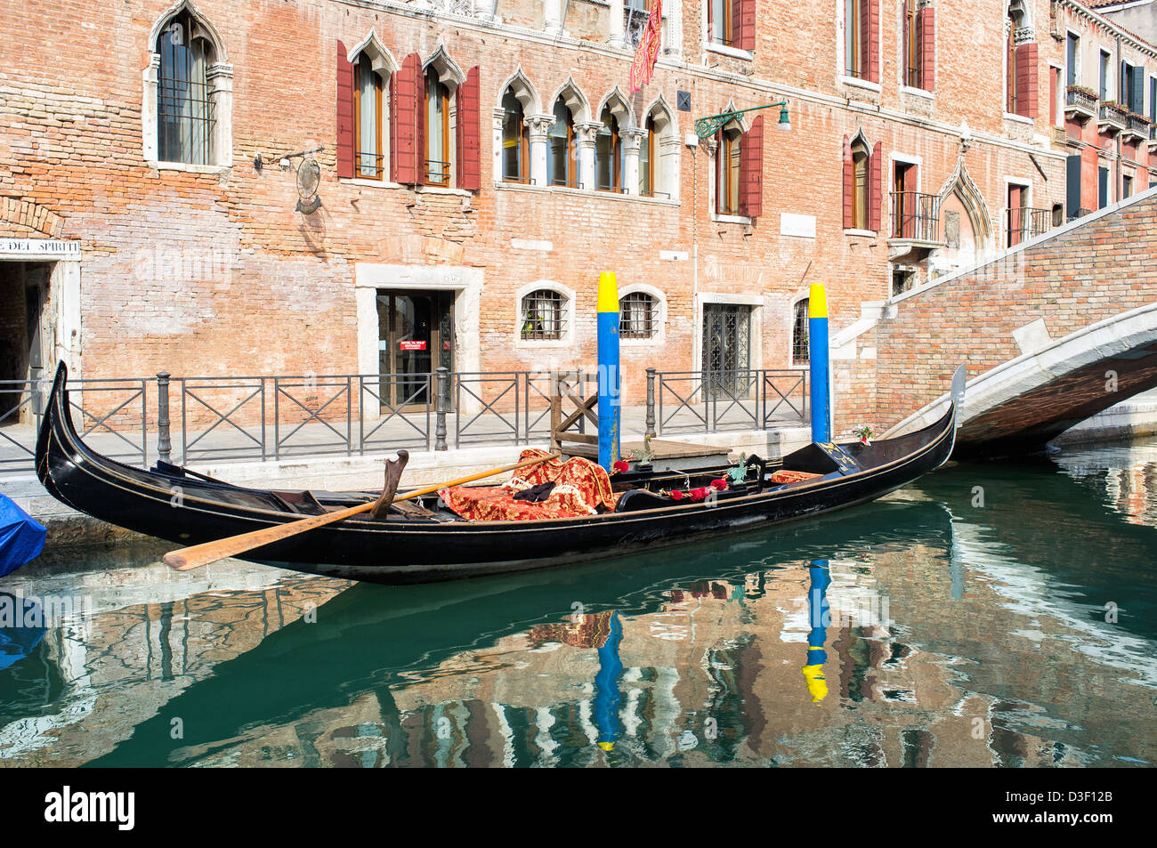 Góndolas amarradas fuera del hotel Al Sole en Fondamenta Minotto Venecia Foto de stock