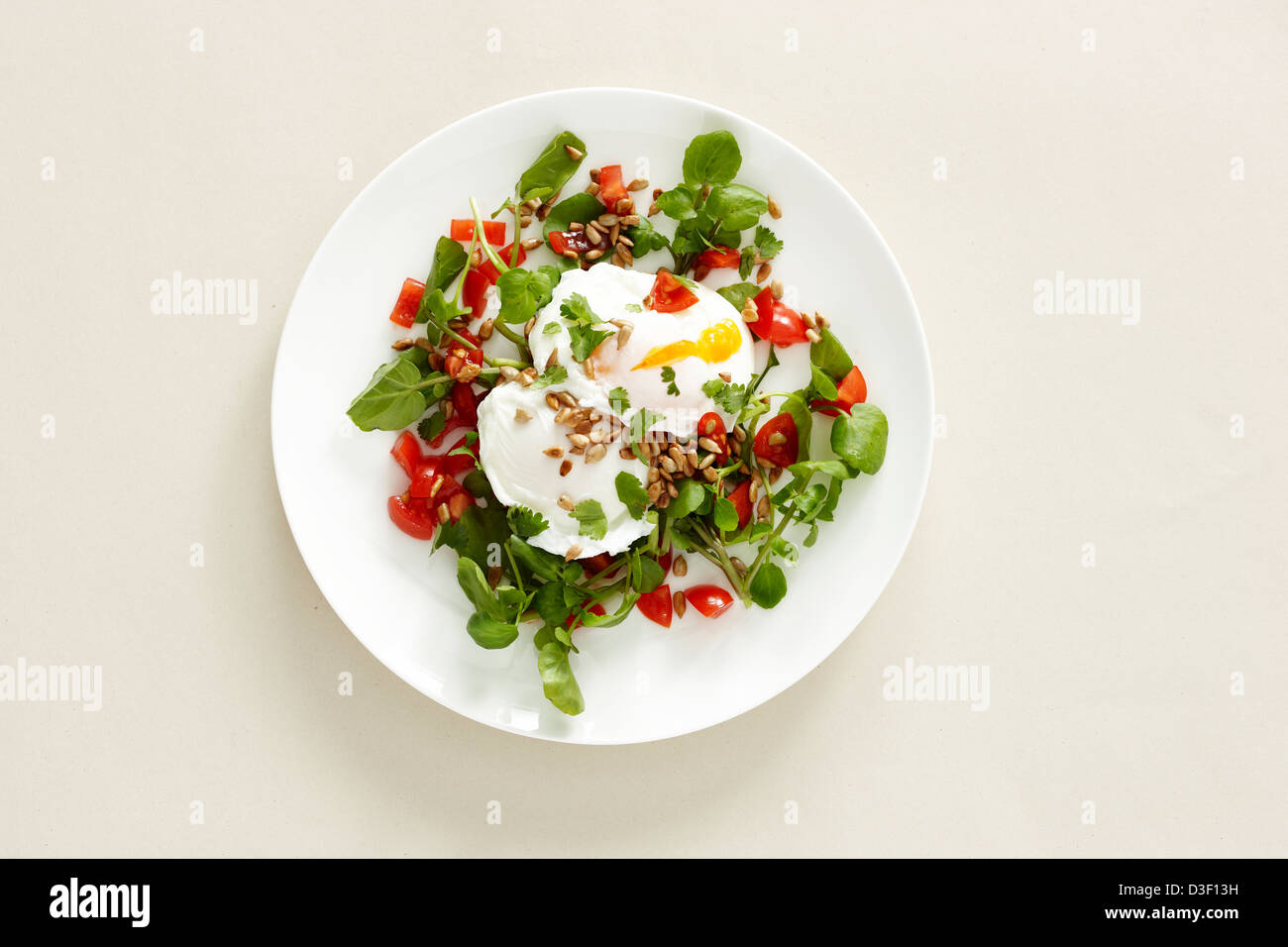 Huevo escalfado berro ensalada de tomate desayuno Foto de stock