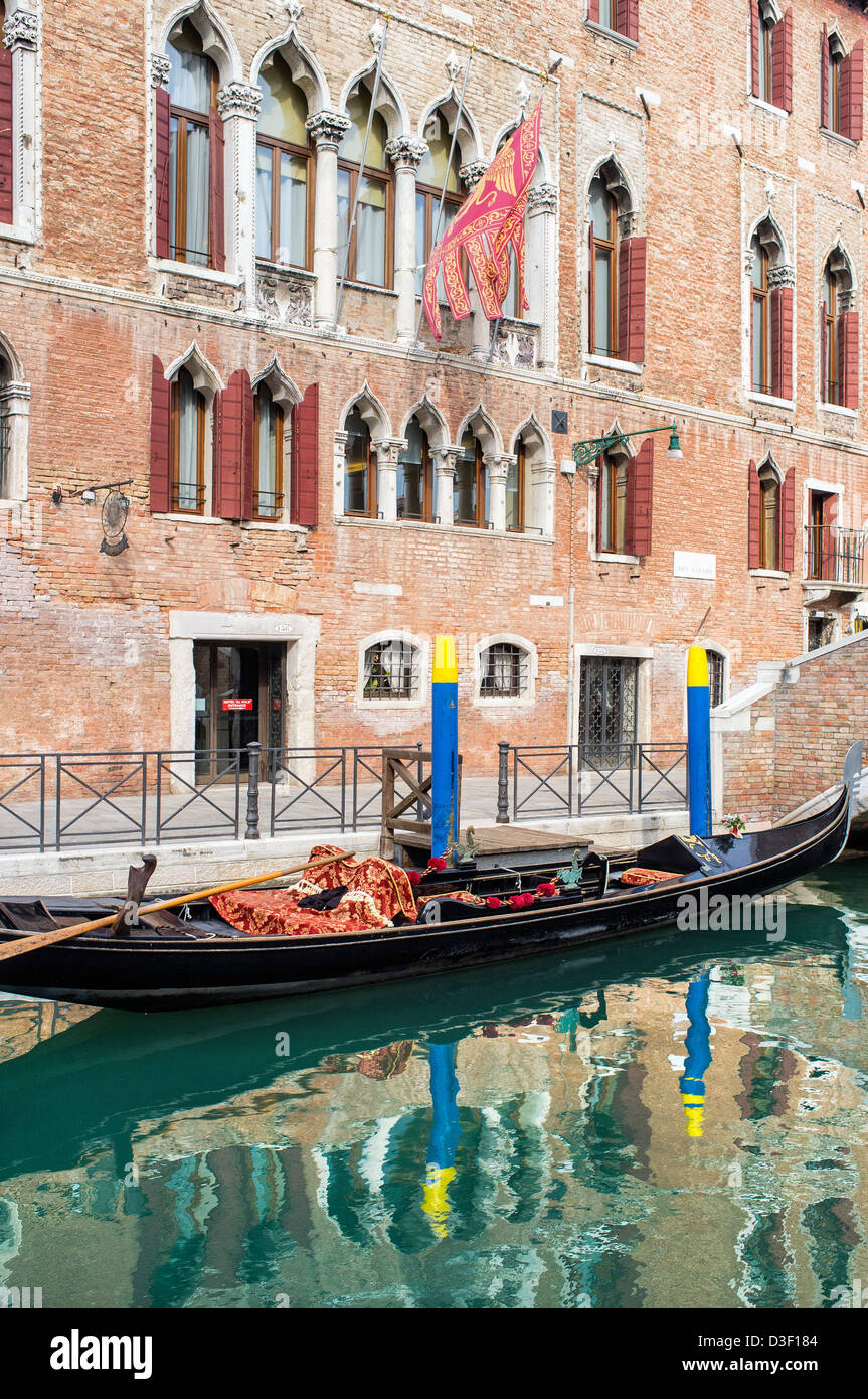 Góndolas amarradas fuera del hotel Al Sole en Fondamenta Minotto Venecia Foto de stock