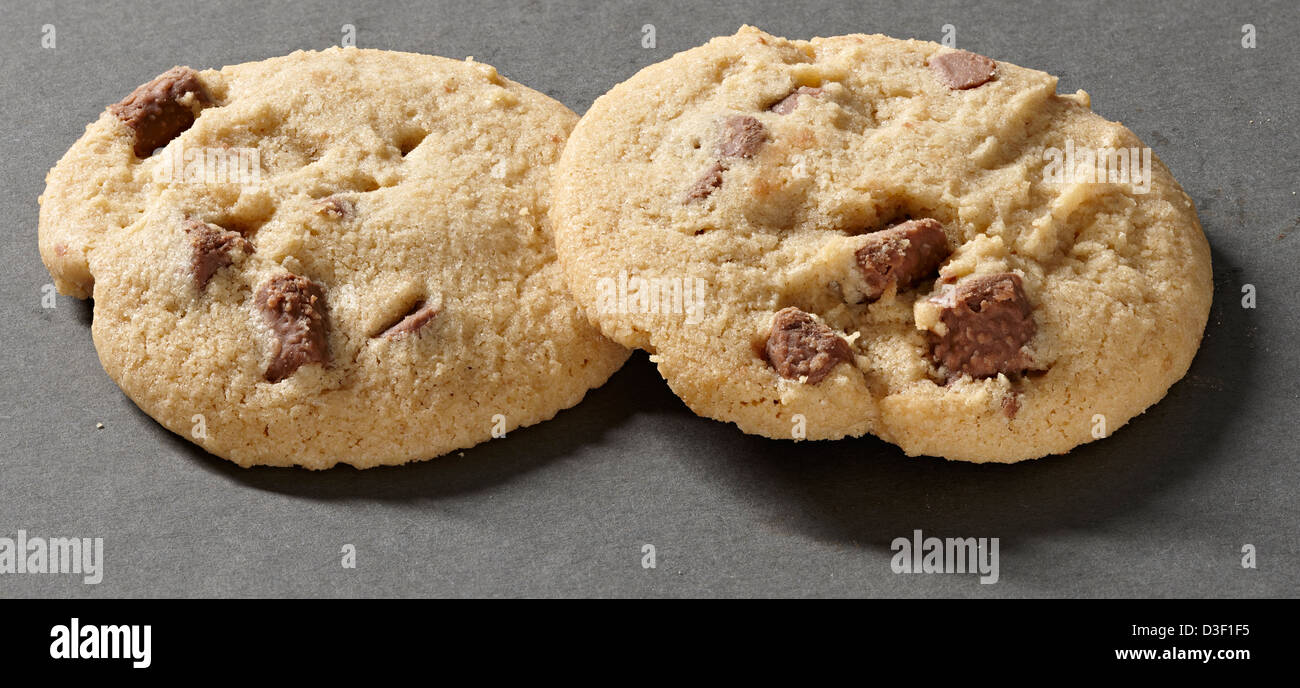Dos galletas de chocolate con leche chunk cookies Foto de stock