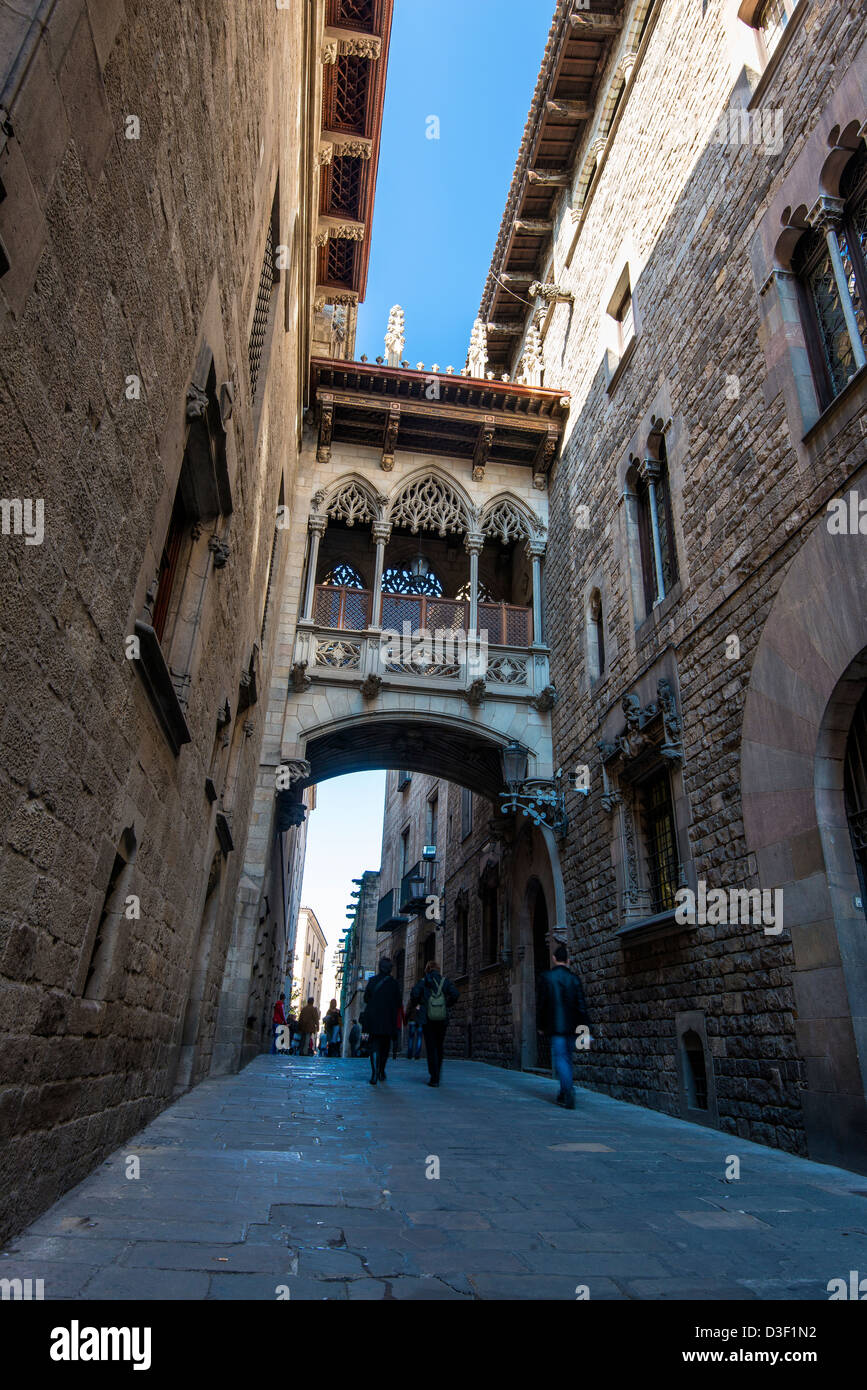 Estilo neo-gótico, puente sobre la calle del Bisbe, Barcelona, Cataluña, España Foto de stock